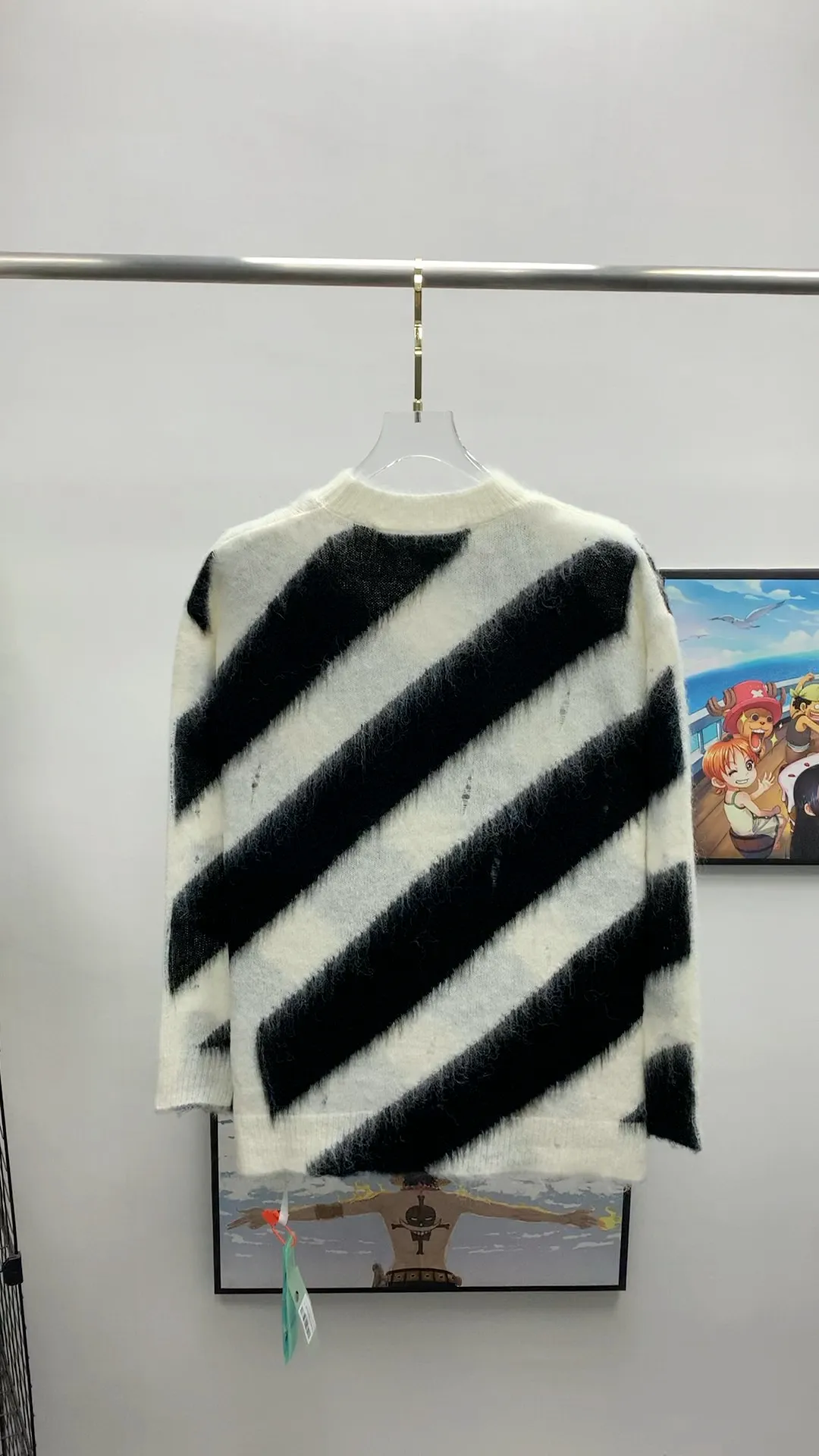 Real-shot video on the back——New top-level proven version OFFWHITE (OW) gradient mohair striped arrow sweater hoodie gradient rendering arrow couple sweater Mohair (English Mohair; Turkish: MUKHYAR) refers to the coat of Angora goats, also known as Angora goat hair. The name comes from Turkish, meaning "the best hair". It has good elasticity, pressure resistance and special luster. It is an excellent raw material for making plush fabrics and one of the most advanced animal textile fiber raw materials in the world market. Mohair has a shape similar to long wool. The fiber surface is smooth, strong luster, high strength, good elasticity, less curl, and easy to wash. Mohair can be used in jacquard blankets, long-haired coats and high-gloss wool fabrics. Mohair sweaters from ow are released every year🛒 The same style and ever-changing colors. There is really no girl who doesn’t love it. It is super suitable for wearing under a down jacket in winter without being bulky! If the lower body is missing, their favorite os version🙋🏻‍♀️ intuitively adds natural softness and fairy beauty effect, which is the best choice! The upper body is lightweight and does not weigh down the body while keeping warm. The sleeves and the gradient arrow parts on the back are repeatedly patterned until the gradient level is satisfied before large-scale products are released. The craftsmanship is extremely demanding. Each sweater is woolen at least ten times to give it a plush, thick feel and good fluffiness! ✅ Fabric composition: 50% mohair 32 spandex 18% wool, three-level anti-pilling Color: black and white gradient Sizes Mohair is lighter and softer, so be careful not to machine wash it, not machine washable! ! emphasize! !  ⚠️Hand wash with warm water and cold water P:440
